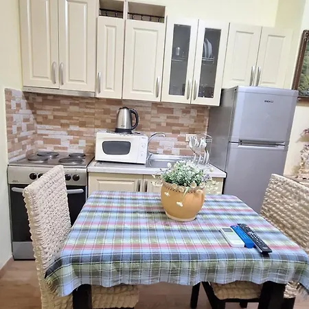 In The Center * Τίρανα